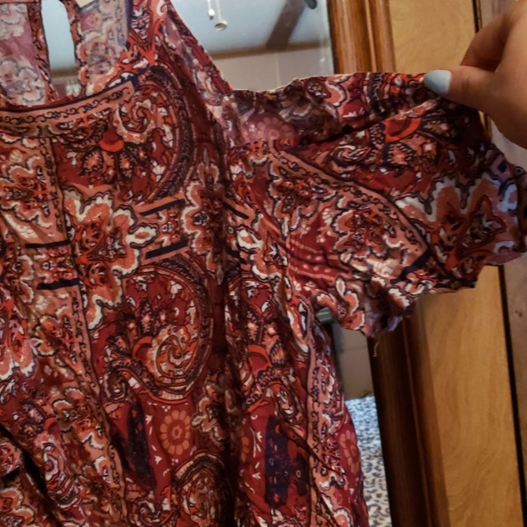 Cold Shoulder Paisley Top - Picture 3 of 4